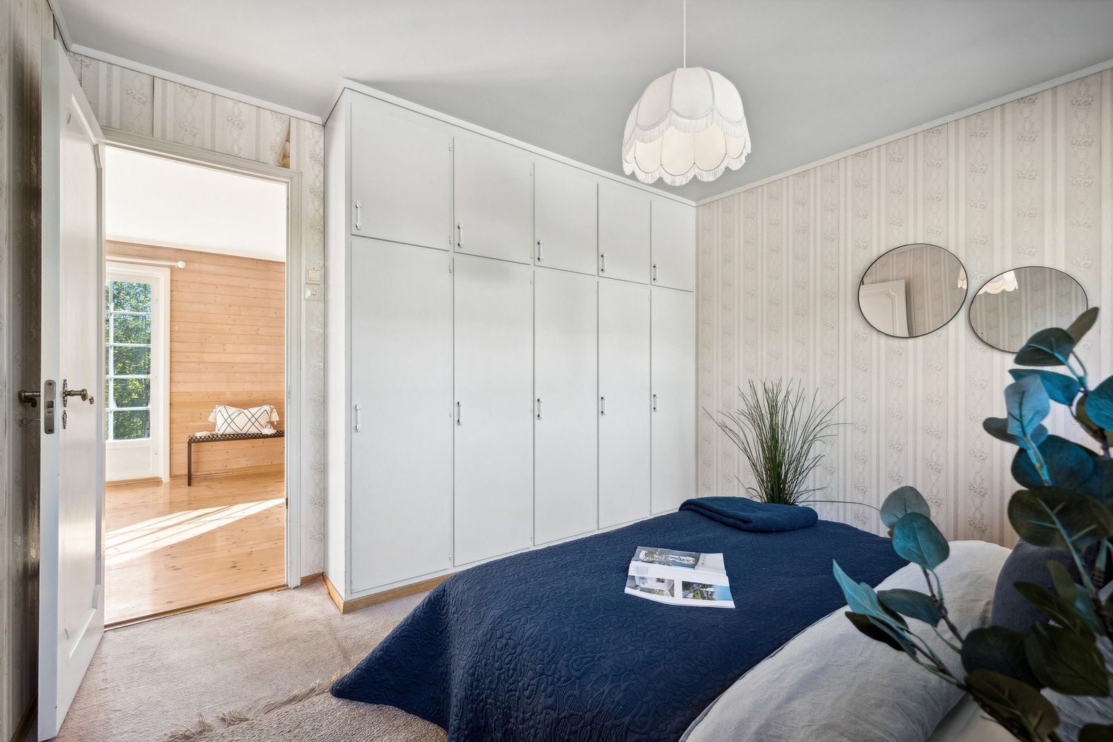 Hovedsoverommet er utstyrt med garderobeløsning og har fin plass til dobbeltseng Galleribilde