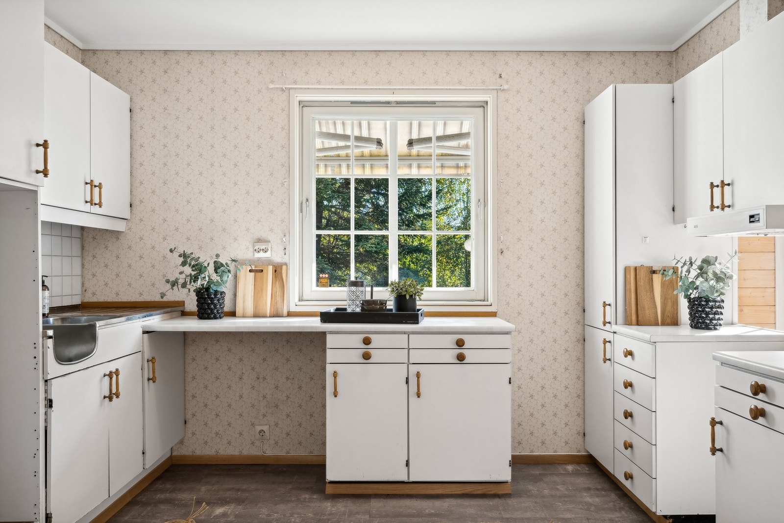 Kjøkkenet har godt med benkeplass, og god plass til oppbevaring. Galleribilde