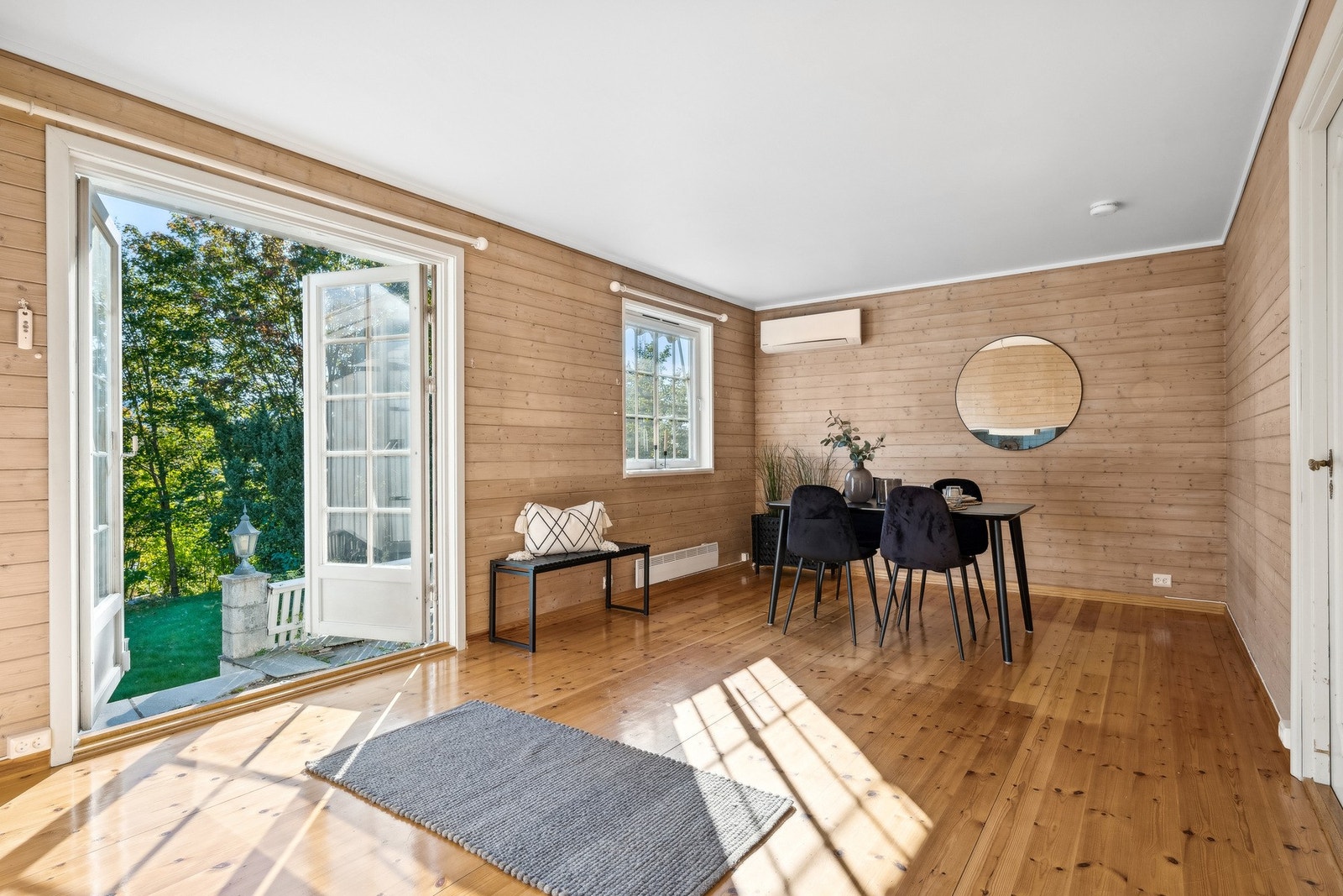 Boligens spisestuen har direkte utgang til terrassen, og det er god plass til gjester. Galleribilde