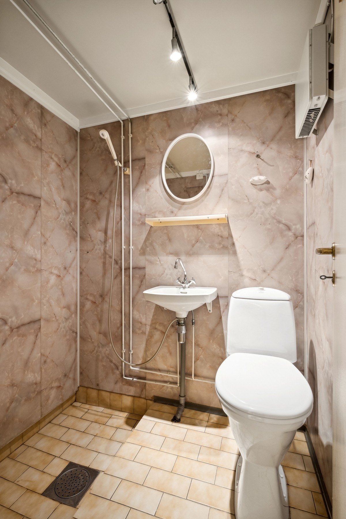 Dette baderommet tilhører opprinnelig hybeldelen i boligens underetasje. Galleribilde