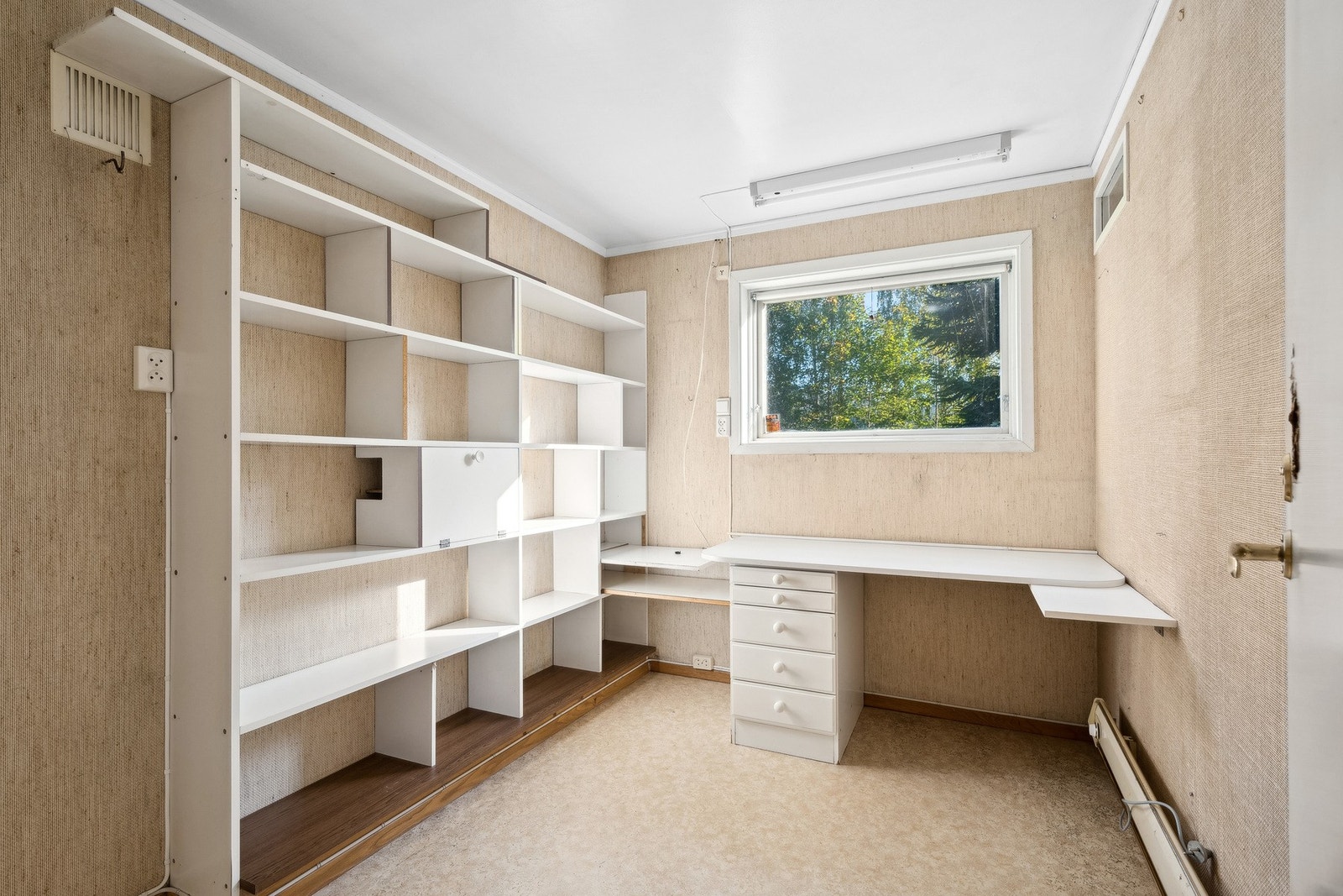 Opprinnelig stue i hybelen. Nå innredet som kontor. Galleribilde