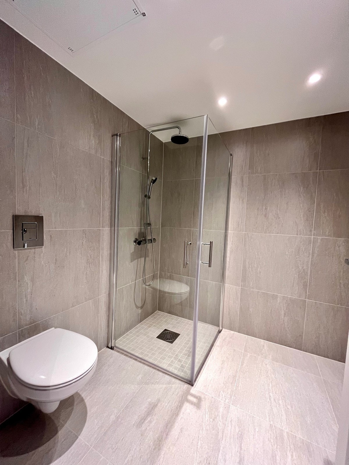 Flislagt bad med downlights og dusjhjørne Galleribilde