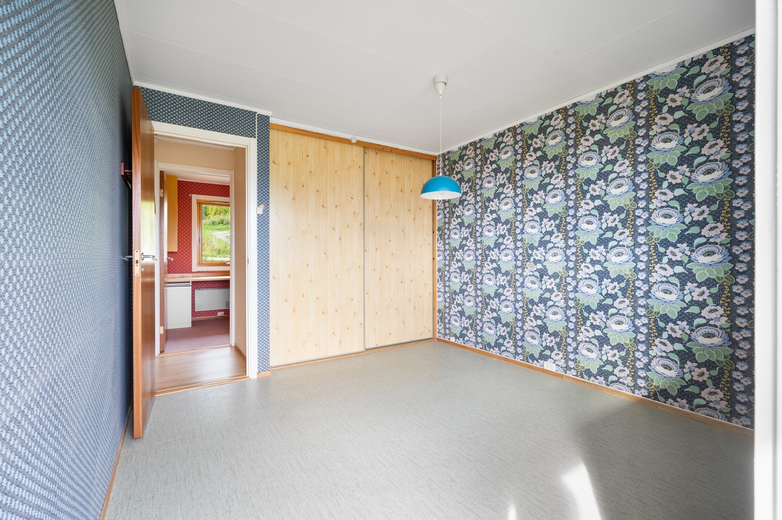 Her også skyvedørsgarderobe integrert i vegg Galleribilde