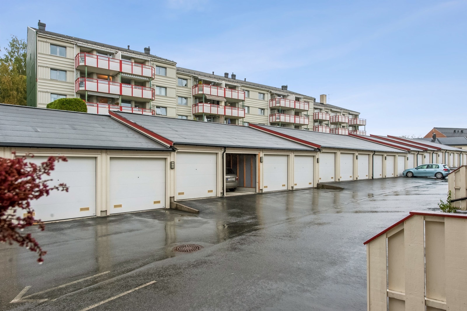 Leiligheten disponerer garasjeplass i felles garasjeanlegg - den åpne porten. Garasjeleie, kr. 650,-, er inkludert i felleskostnadene Galleribilde