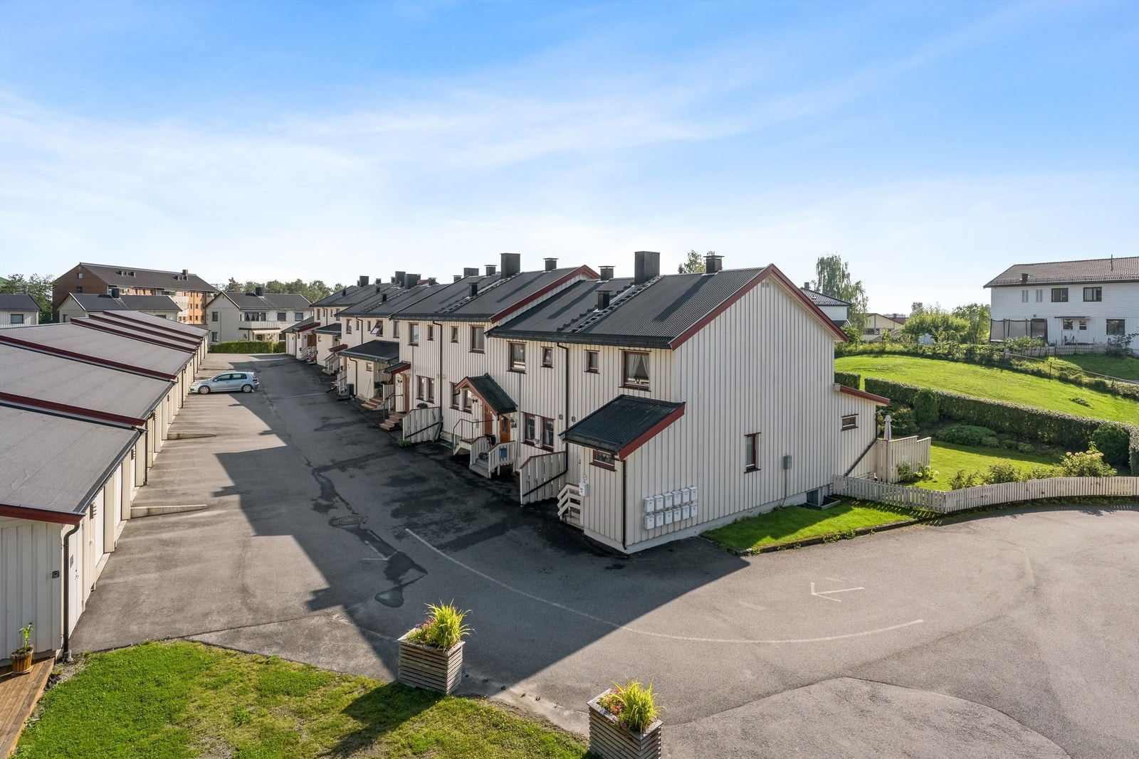 Felles gårdsplass med nyere garasjeanlegg. Galleribilde