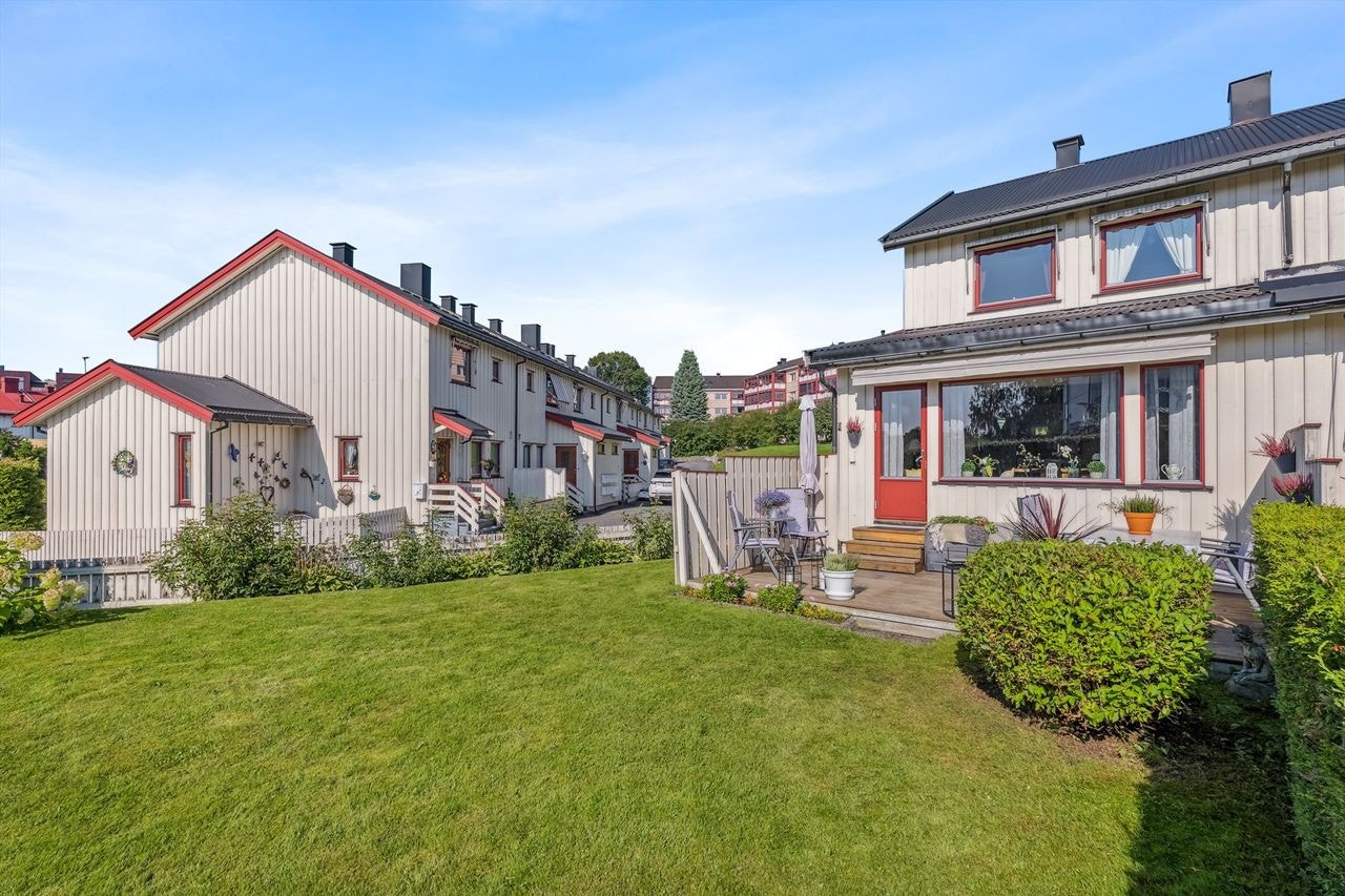 Pent opparbeidet uteområde med skjermet terrasse Galleribilde