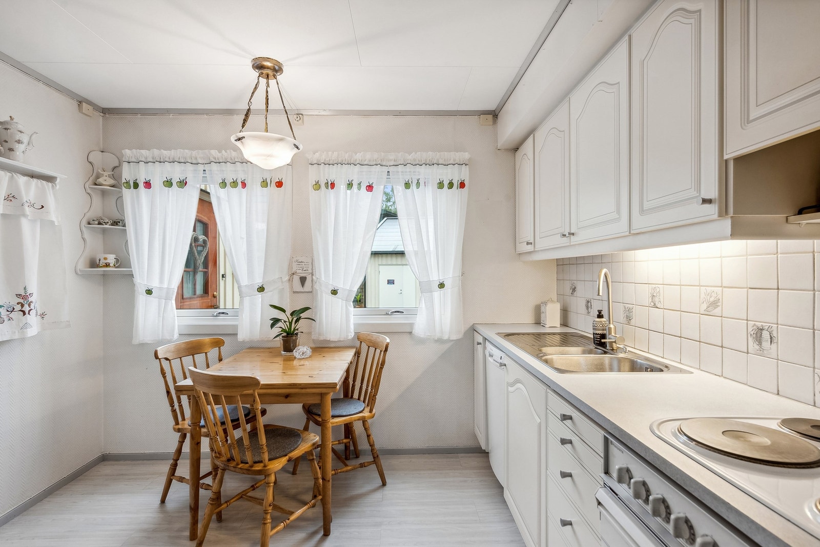 Kjøkkenet har innredning av typen Sigdal med profilerte fronter og laminert benkeplate Galleribilde