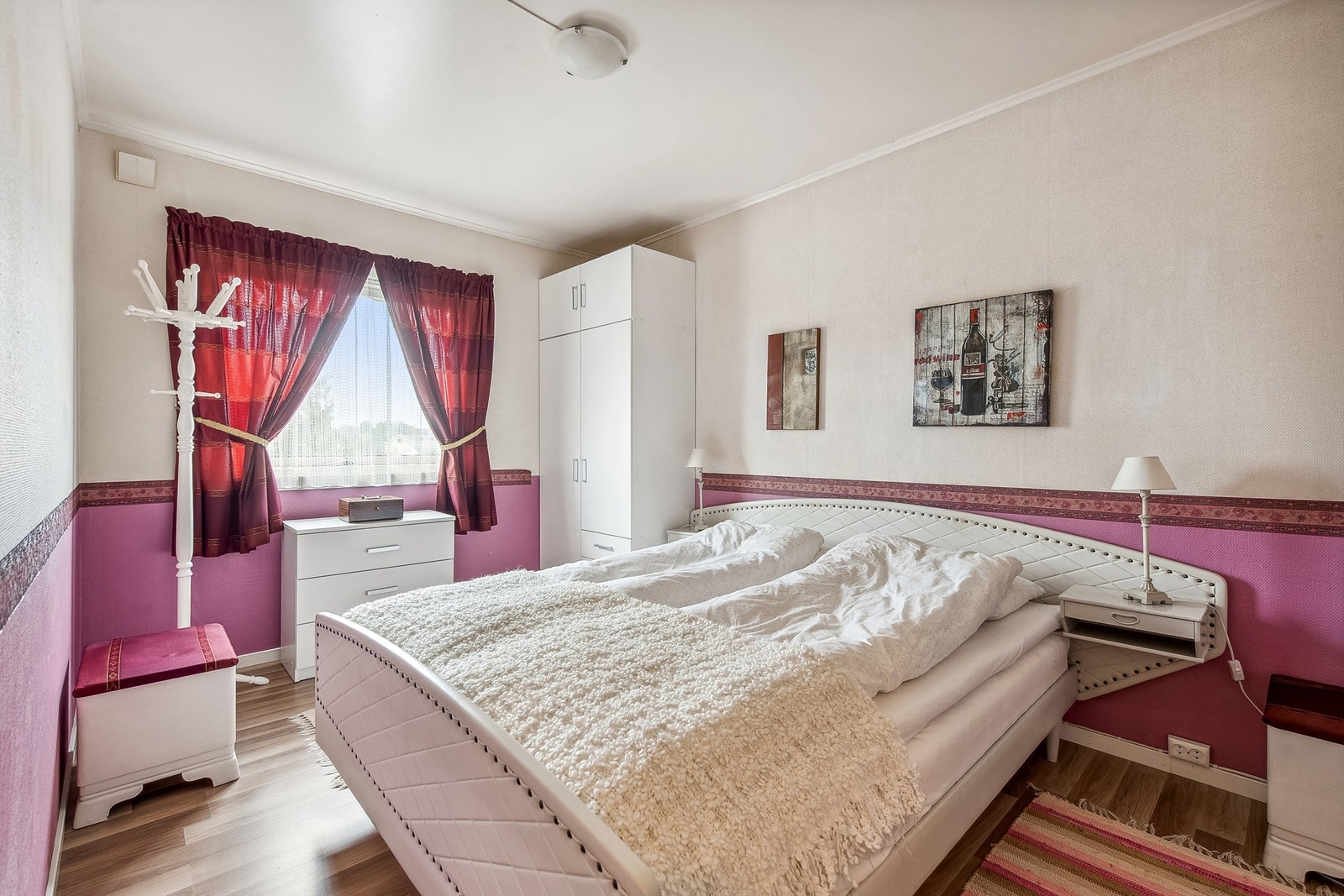 Soverommet er av god størrelse og har plass til klesskap i tillegg til seng Galleribilde