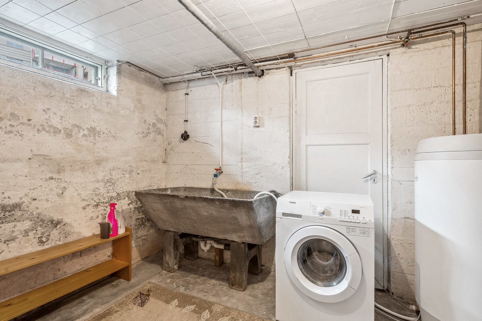 Vaskerom med enkel standard i kjeller Galleribilde