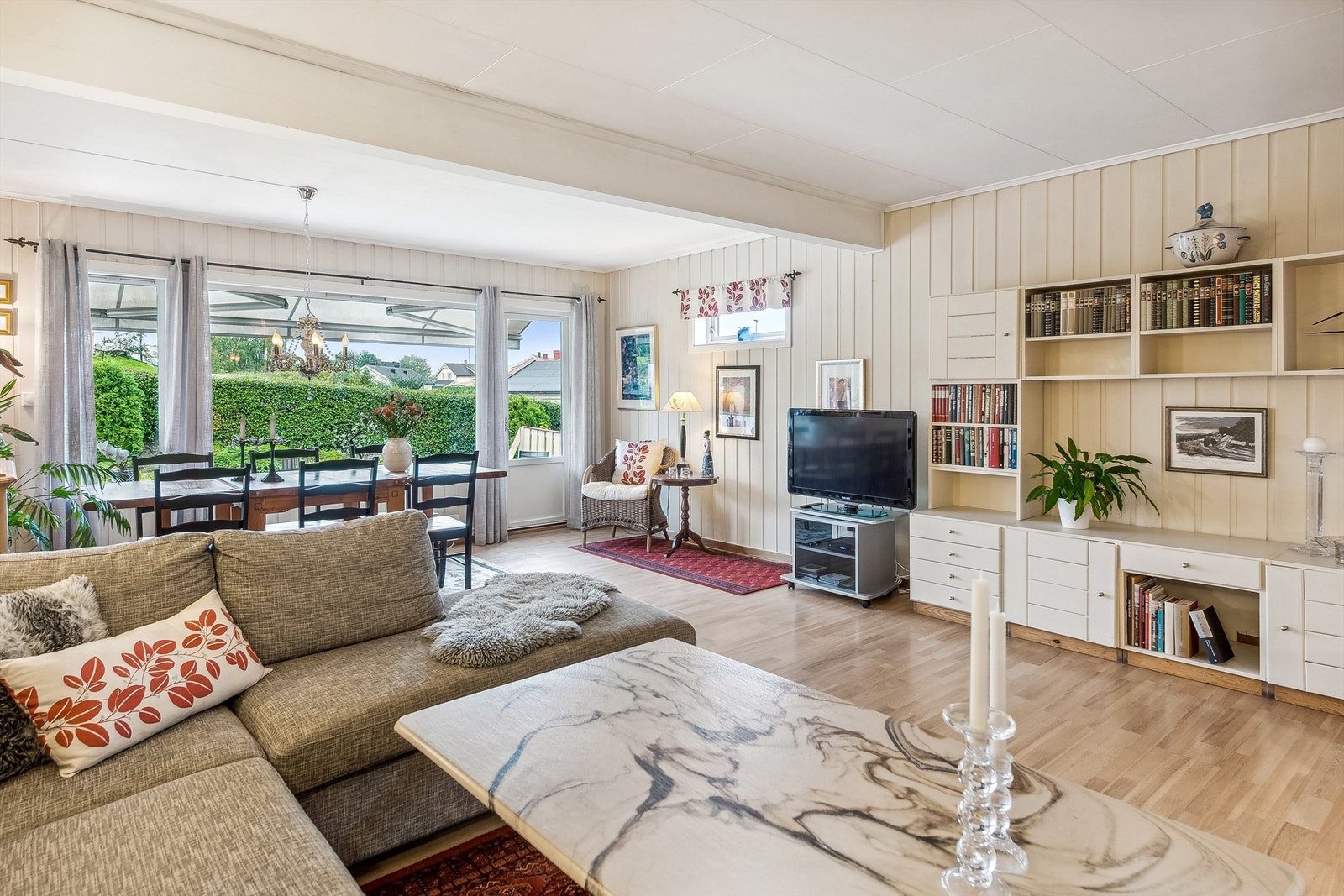 Stuen har fin plass til spisestuemøblement Galleribilde