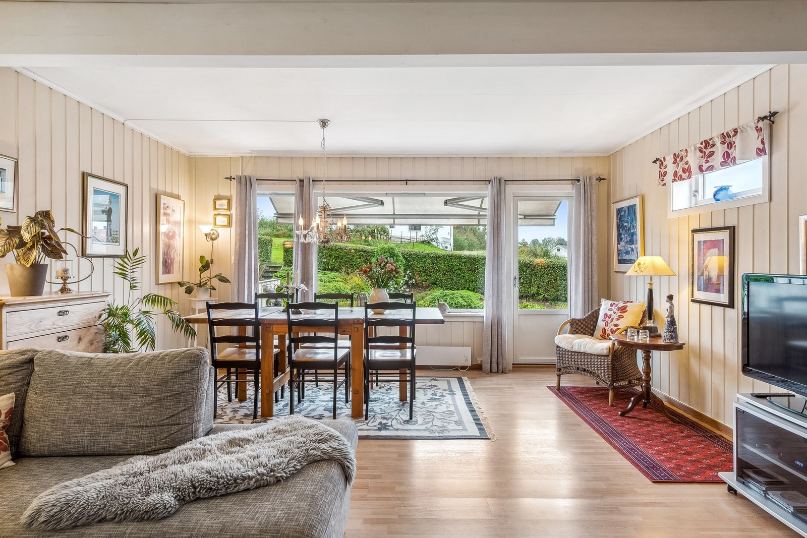 Utgang til hagen fra stuen/spisestuen Galleribilde