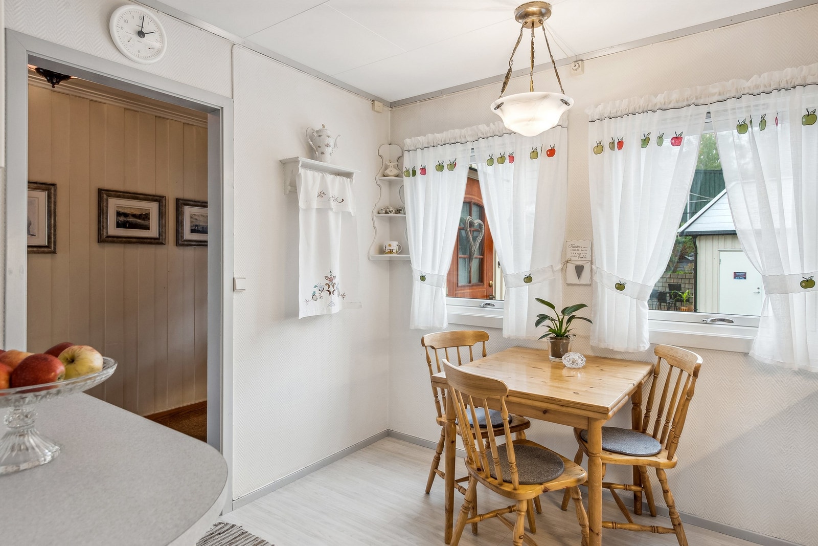 Plass til spiseplass ved kjøkkenvinduet Galleribilde