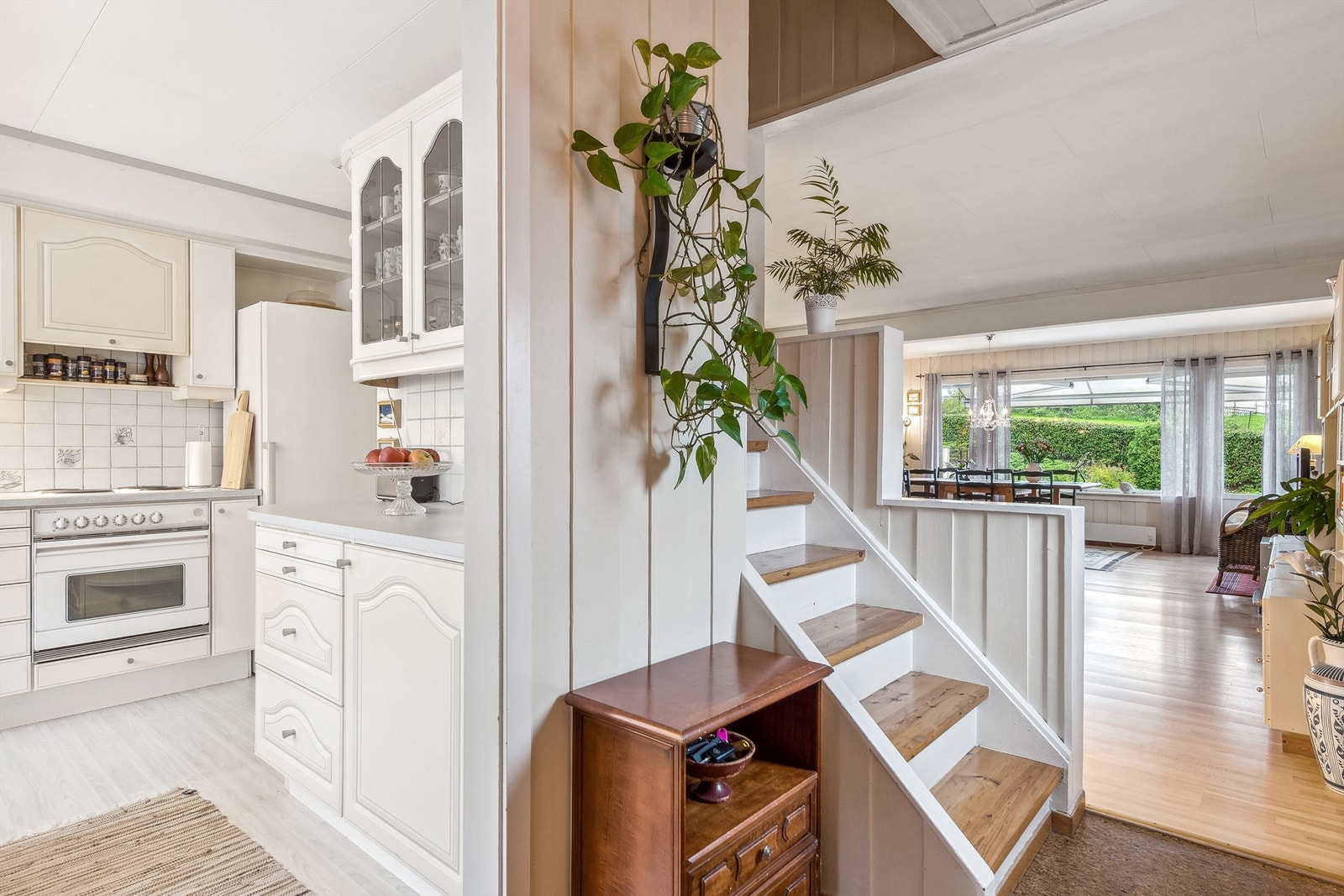 Trapp opp til 2. etasje mellom stue og kjøkken Galleribilde