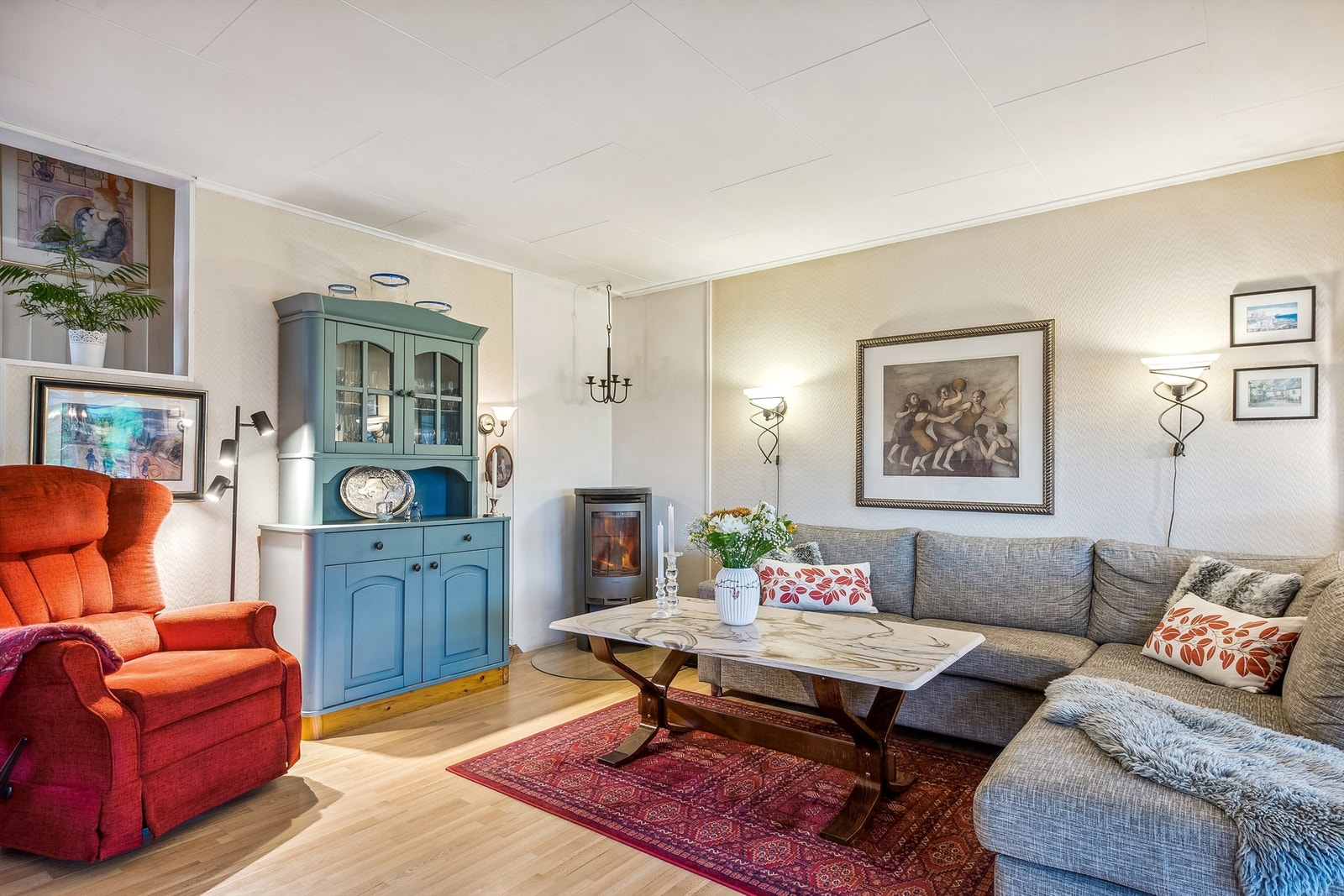 Stue med vedovn Galleribilde