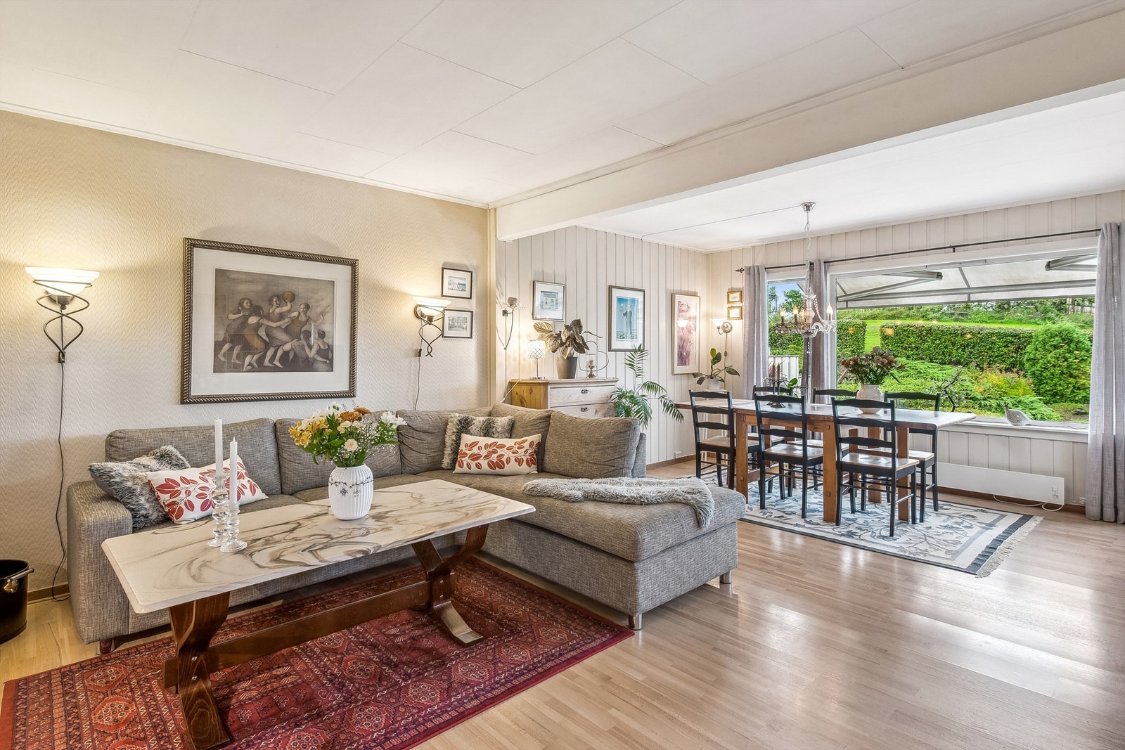 Stuen er utvidet med påbygg hvor spiseplassen nå er plassert. Galleribilde