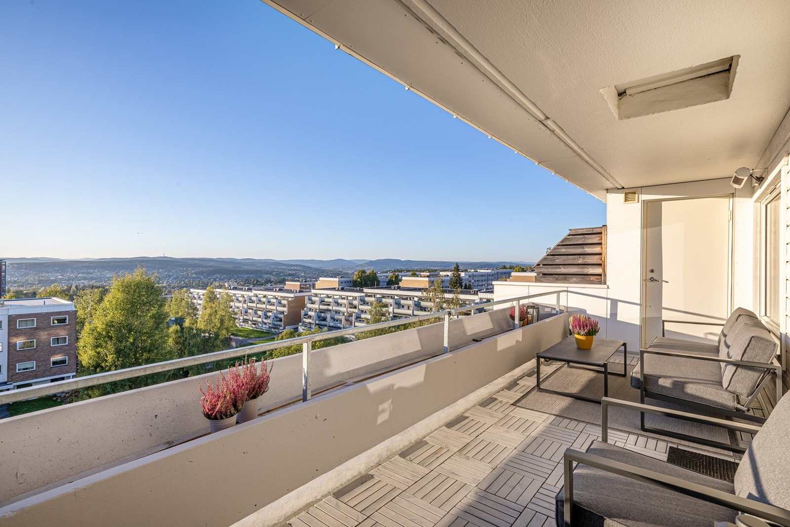 Leiligheten har en overbygd balkong på 15 kvm med tilgang til en bod på 3 kvm, med utgang fra stue. Galleribilde