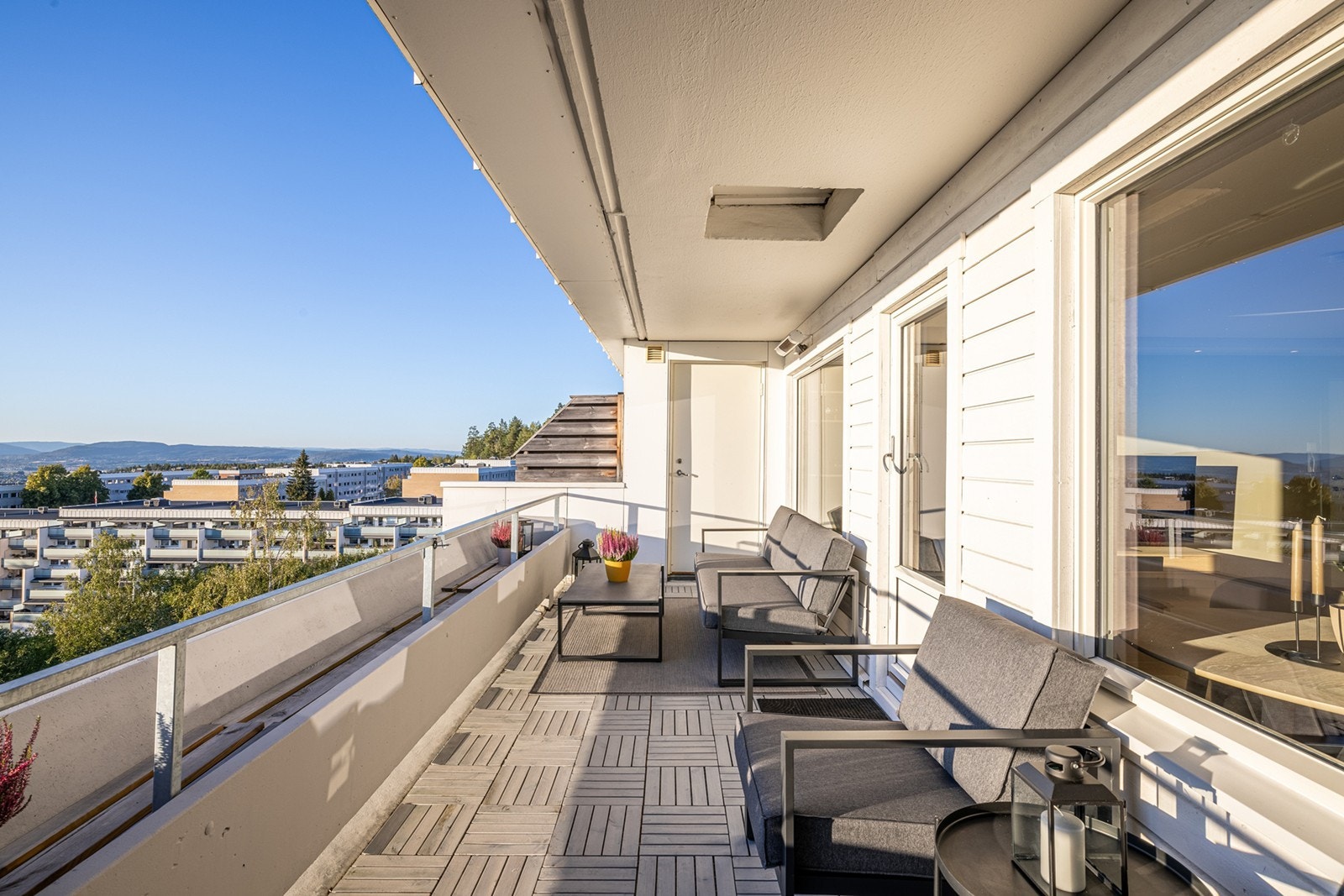 Her kan du enkelt skape en hyggelig uteplass med sofagruppe, spisebord og grill. Galleribilde