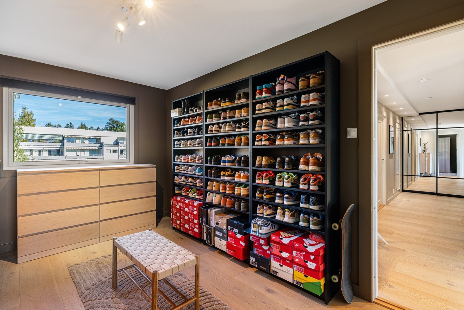 Soverom 2 - Rommet har godt med skapplass og andre oppbevaringsløsninger. Galleribilde