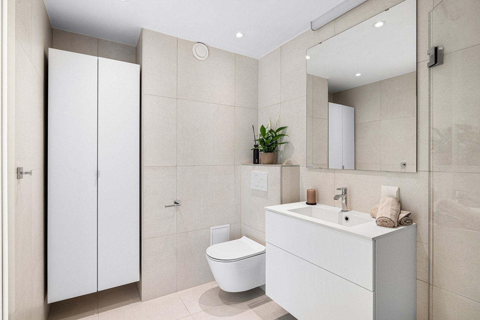 Innredningen består av et underskap, servant, speil og stikk.
En dusjsone med regnfallsdusj og innfellbare dører. Det er downlights i himling. Galleribilde