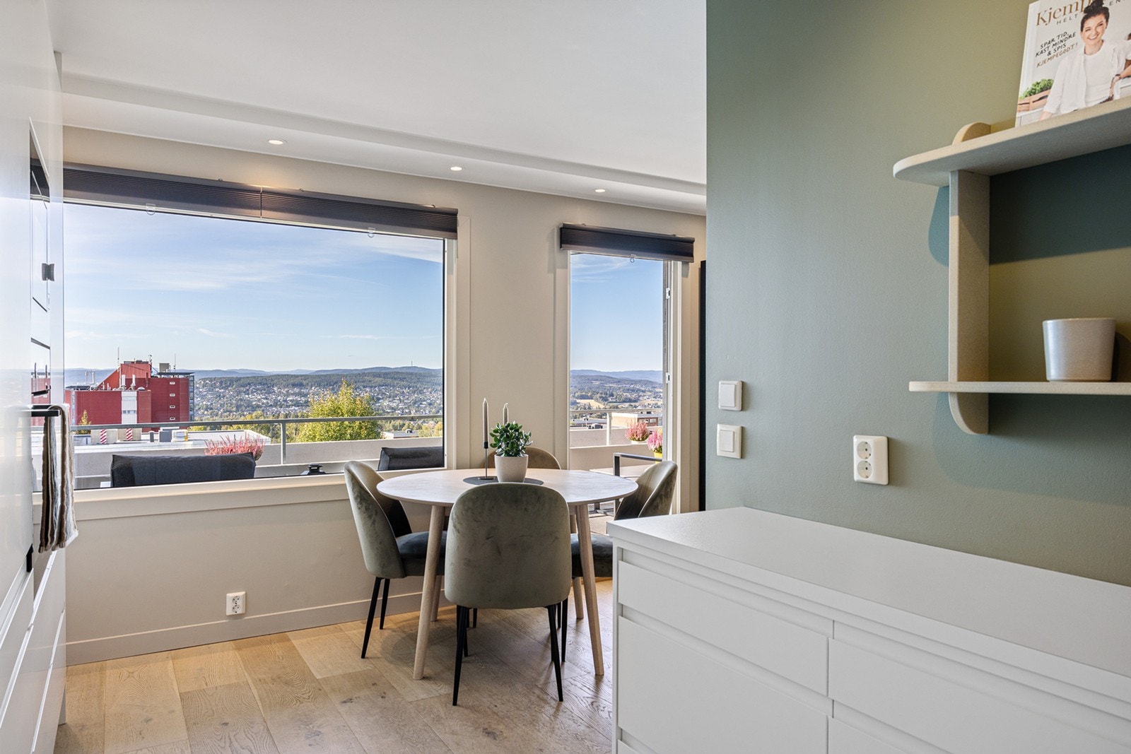 Det passer utmerket å innrede med spisebord i tilknytning til kjøkkenet. Galleribilde