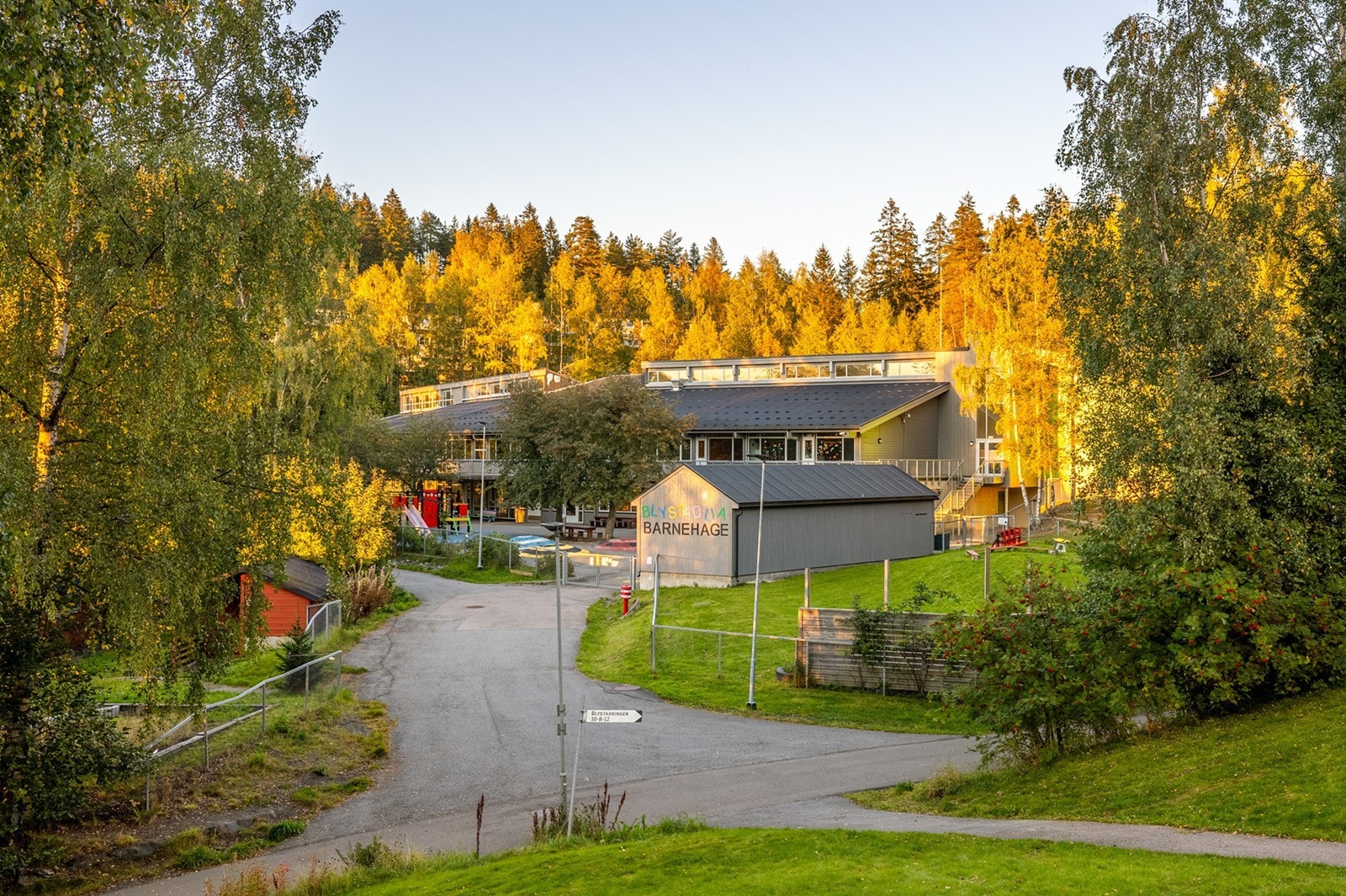 Eiendommen ligger kun få meter fra Blystadlia barneskole/barnehage og det er gangavstand til Sandbekken ungdomsskole. Galleribilde