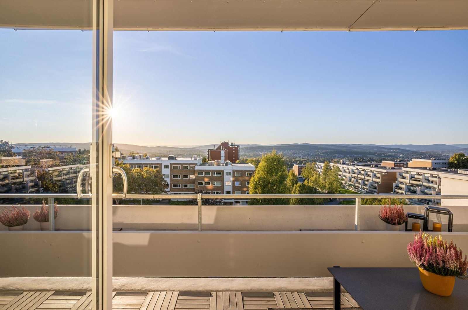 Kari Killi v/ Notar Romerike har gleden av å presentere Blystadringen 6C - En stilfull og innbydende 5-roms andelsleilighet med gjennomgående god standard og planløsning. Galleribilde