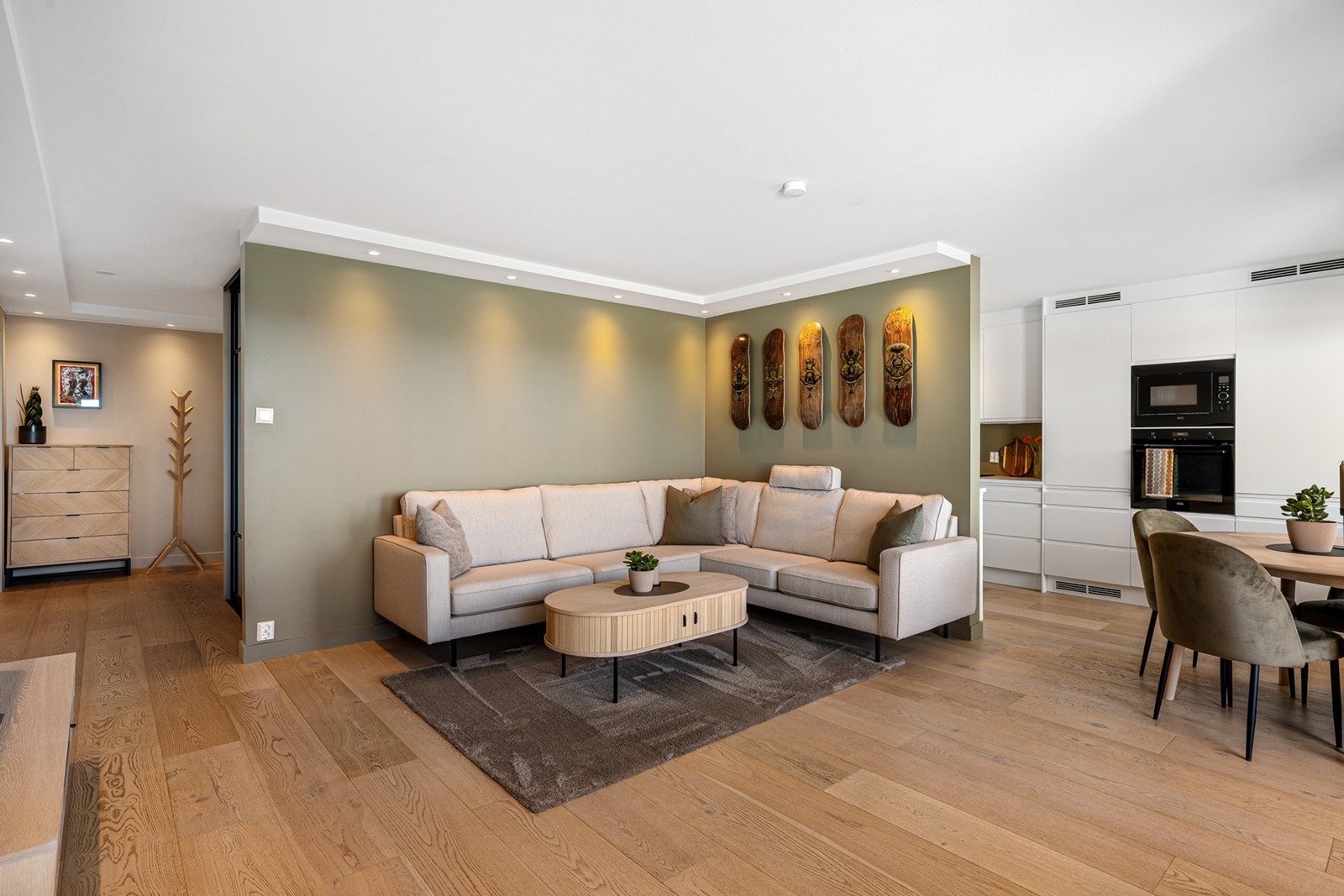 Det er fin utforming for sofagruppe og mediemøblement i egen sone, samt stort spisebord i praktisk tilknytning til kjøkkenet. Galleribilde