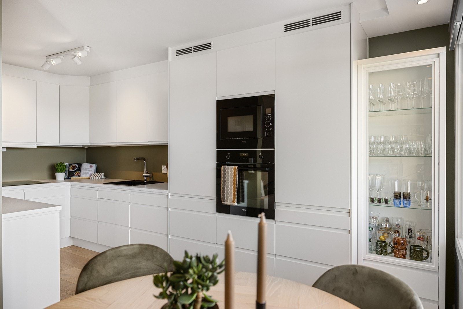 Et moderne og stilrent kjøkken med god skap- og skuffeplass. Galleribilde