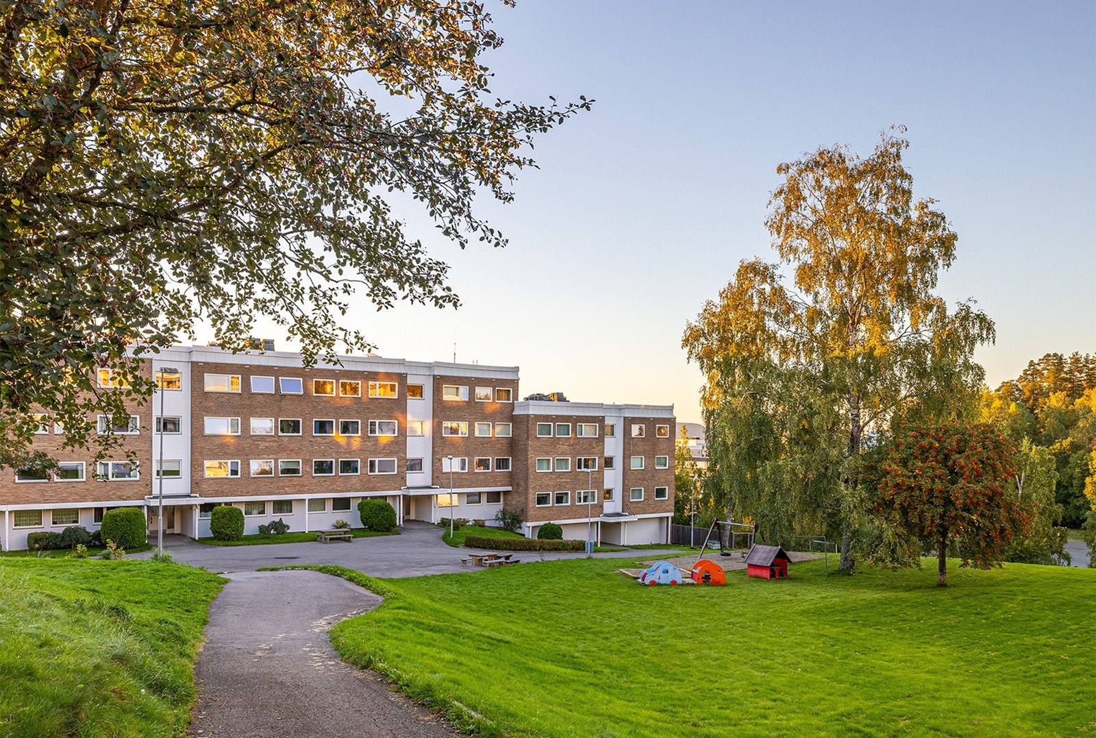 Felles tomt er opparbeidet med blant annet asfalterte internveier, gressplen, trær, prydbusker og diverse beplantning. Galleribilde