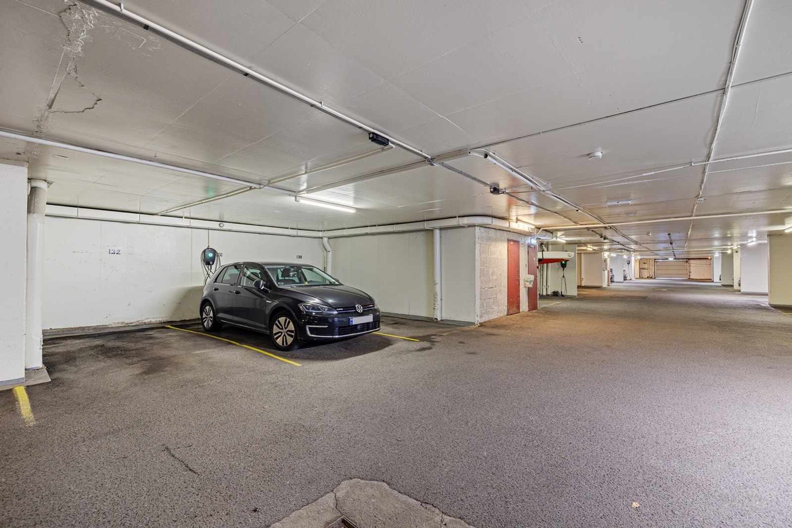 Det medfølger en fast plass i felles garasjeanlegg, med mulighet for elbil-lader. Galleribilde