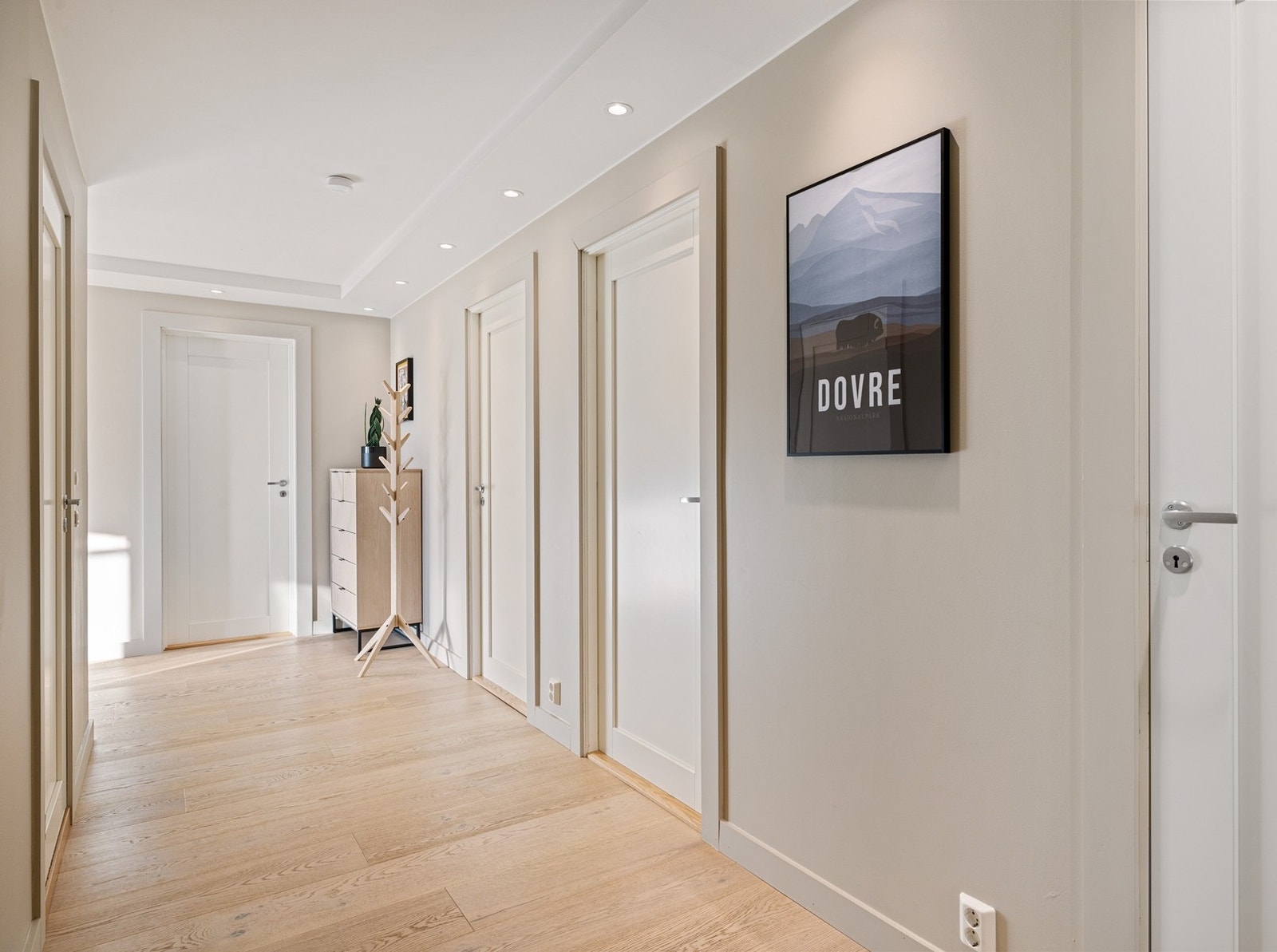 Hele leiligheten ble totalrenovert i 2018 med moderne og tidsriktig farge- og materialvalg. Galleribilde