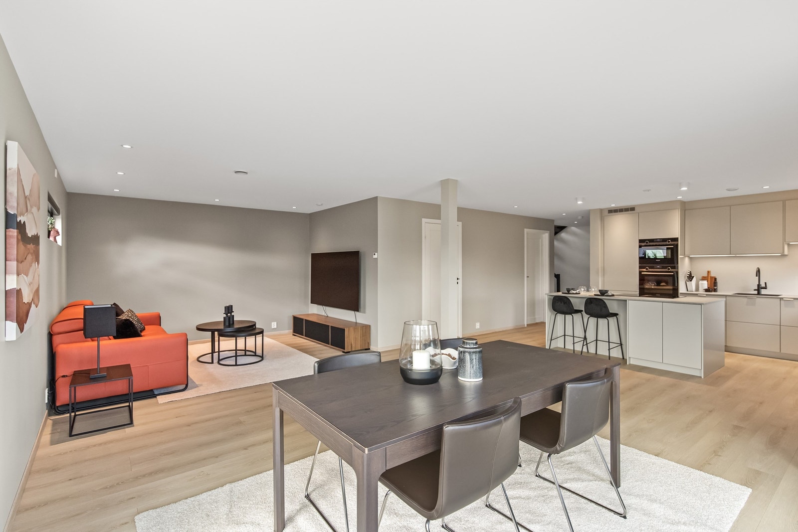 Luftig og romslig stue med åpen løsning mot kjøkken Galleribilde