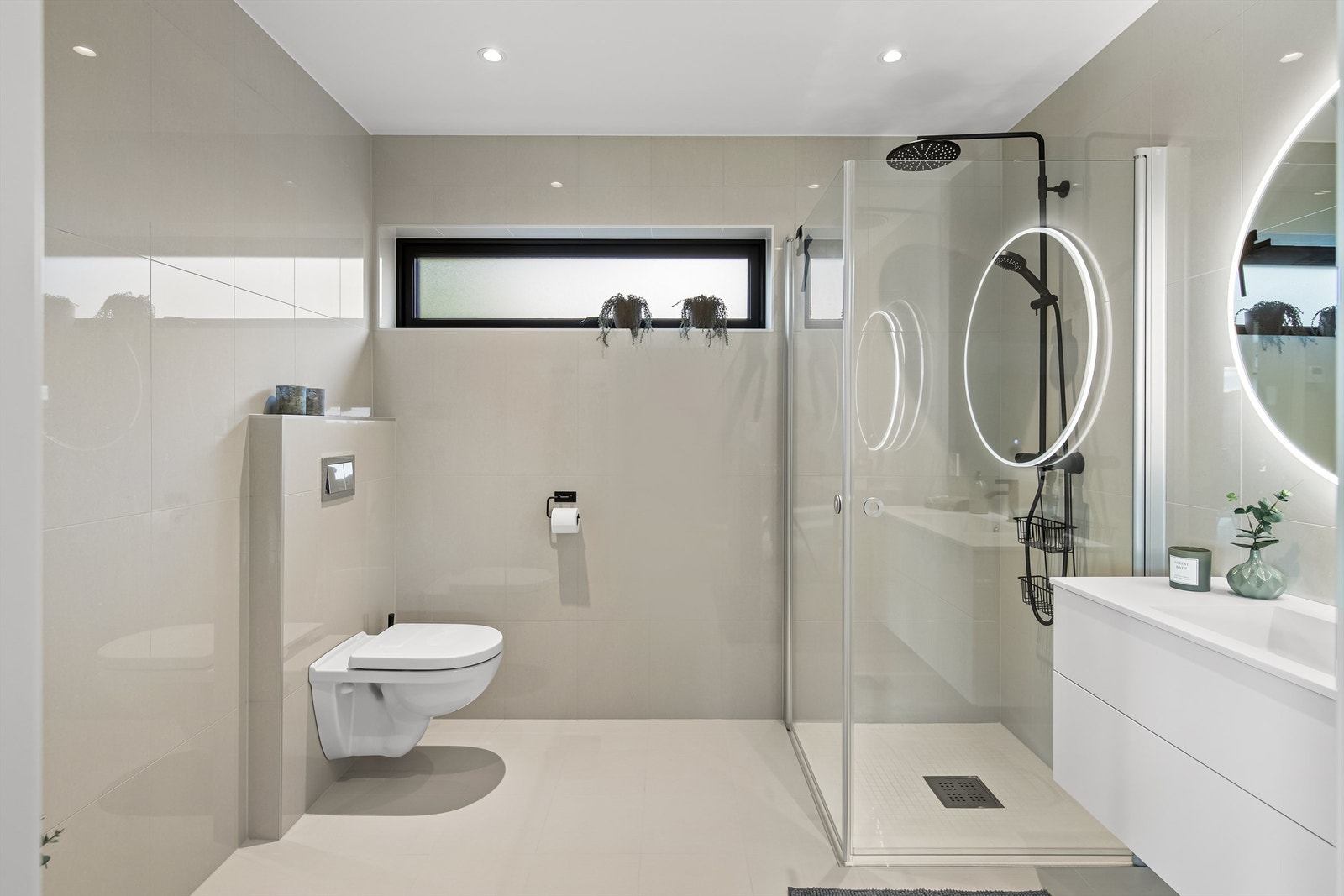 Delikat og tidsriktig bad i hovedetasjen. Galleribilde