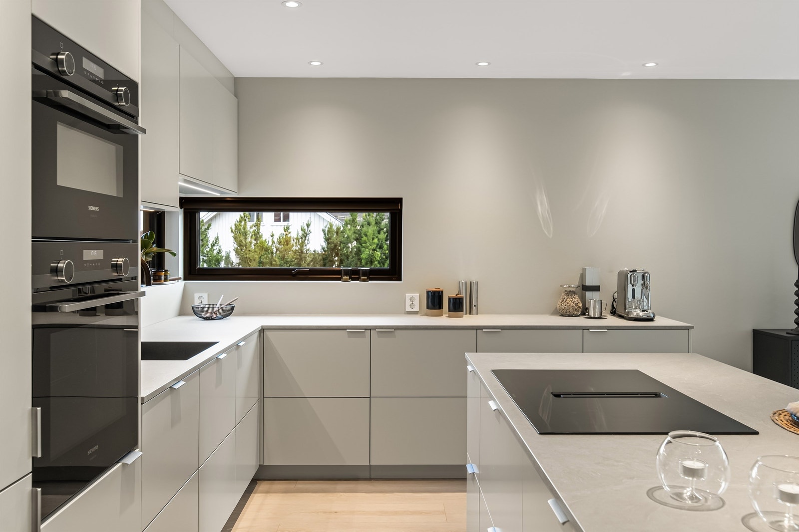 Rålekkert kjøkken fra Drømmekjøkken med mye skap og benkeplass Galleribilde