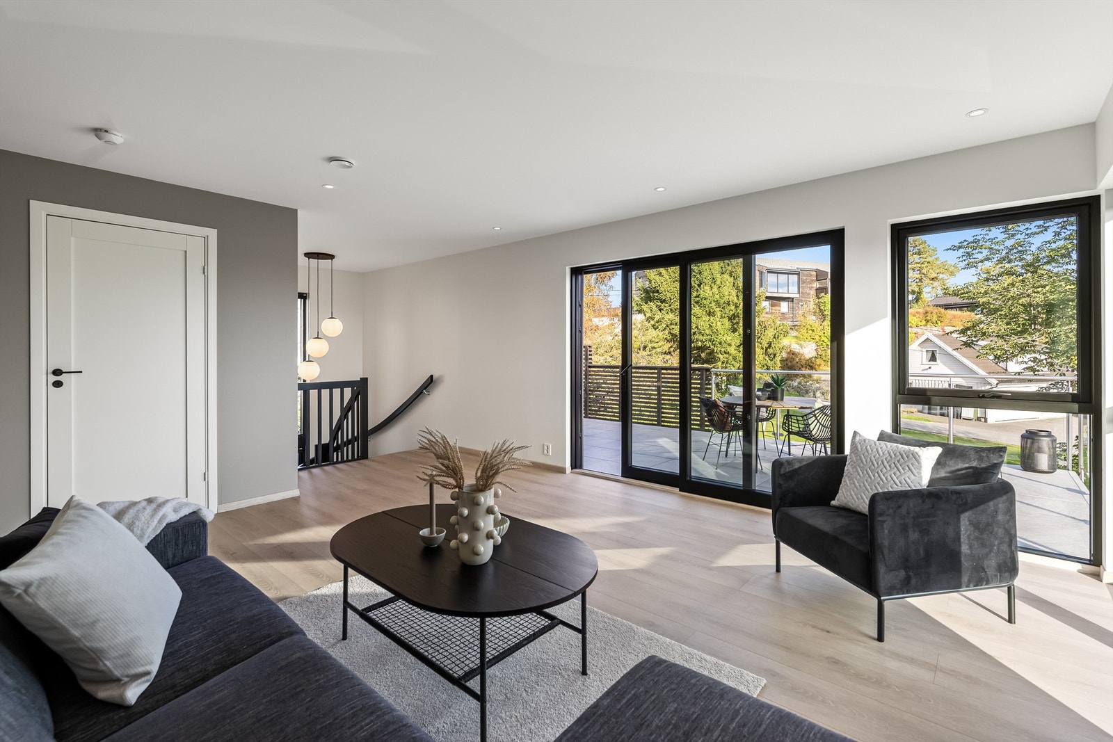 Romslig loftstue med utgang til stor takterrasse over garasjen. Galleribilde