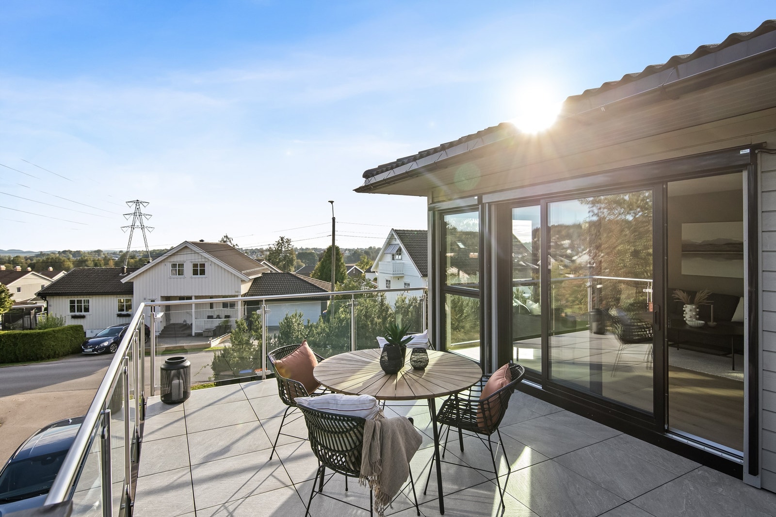 Stor flislagt terrasse over garasjen. Galleribilde