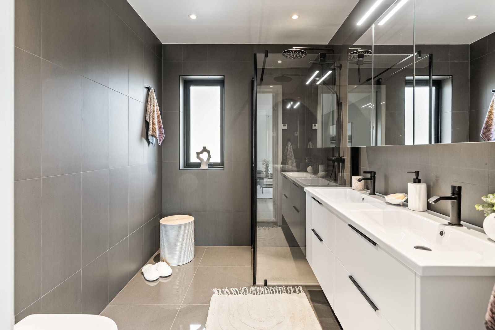 Flislagt bad i 2.etasje Galleribilde