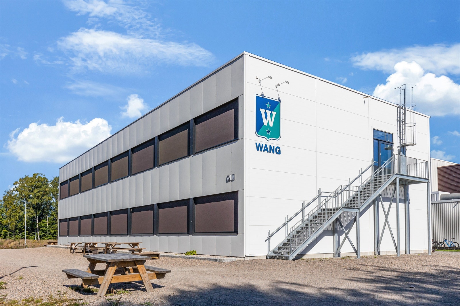 Wang ungdomsskole ligger 1,7 km unna. Galleribilde