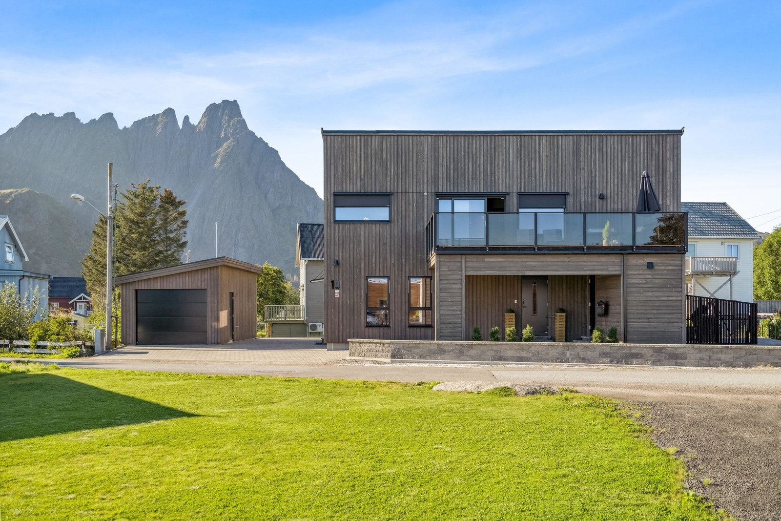 Eneboligen ligger flott til på attraktive Ballstad i Lofoten, hvor man bor i nærheten av både sjø og mark. Galleribilde