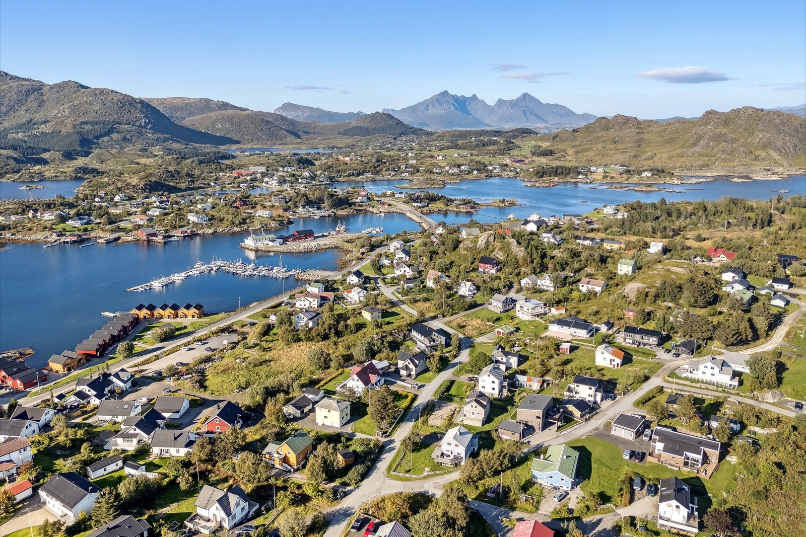Det er ca.10 min kjøring til Leknes som har de tilbud og tjenester du trenger, inkludert flyplass. Galleribilde