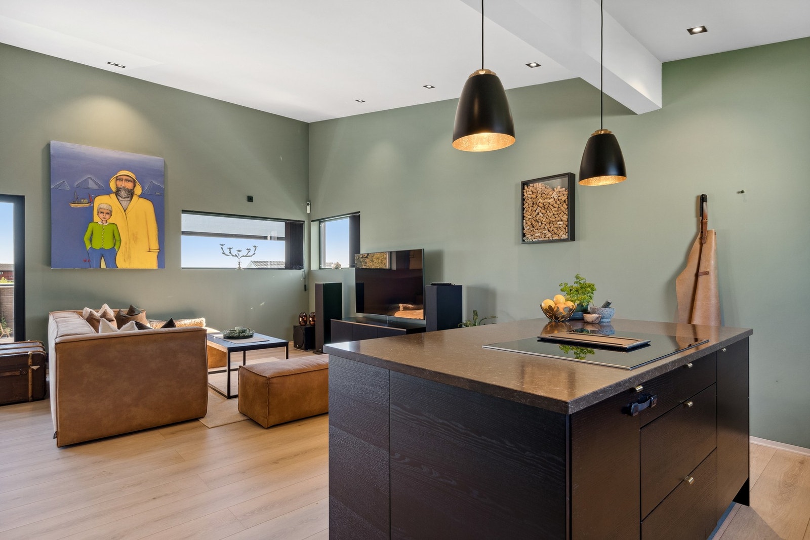 Det er fin belysning i rommet, samt mange vindusflater. Galleribilde