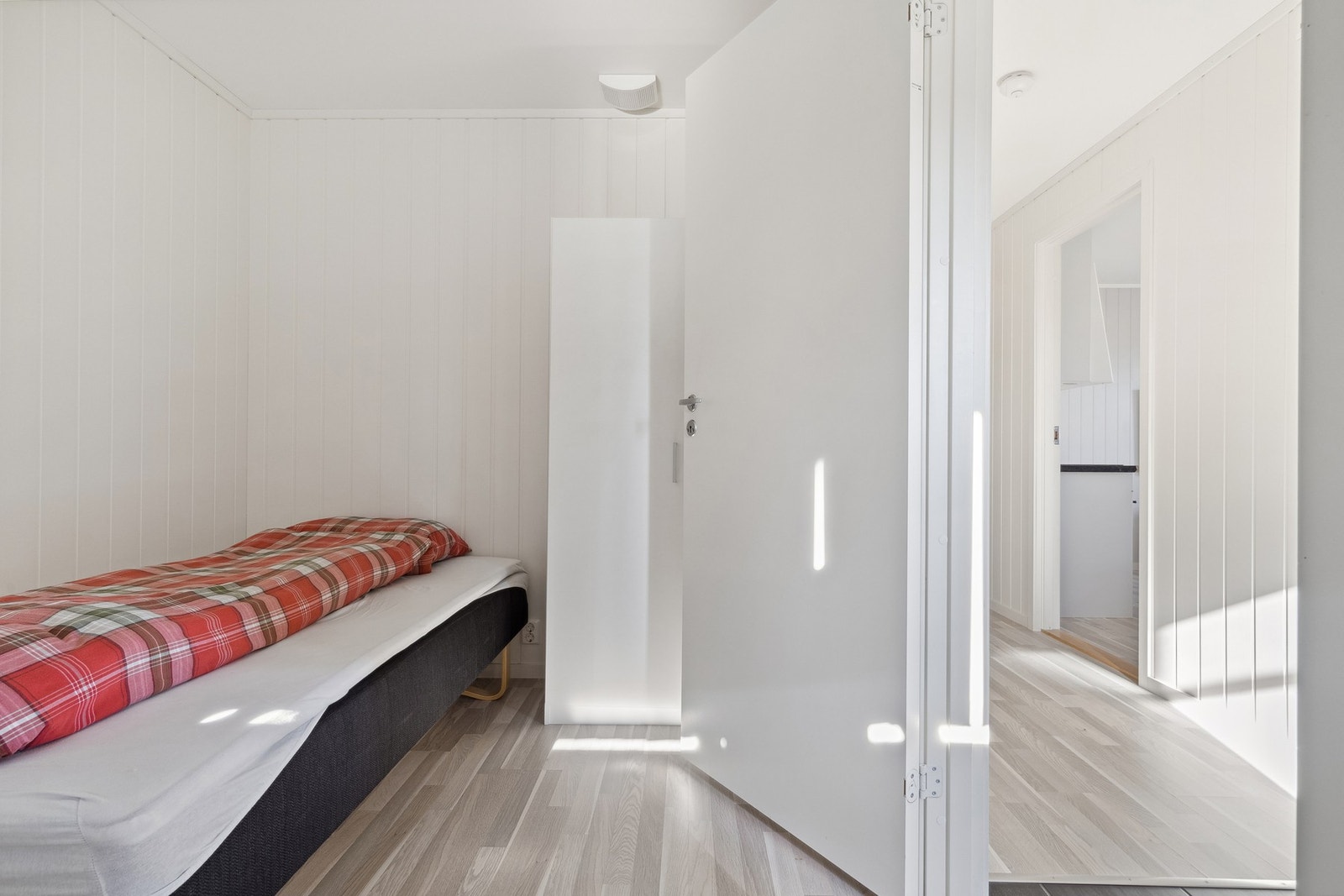 Hybel: Soverom 2 med enkeltseng og garderobe. Galleribilde