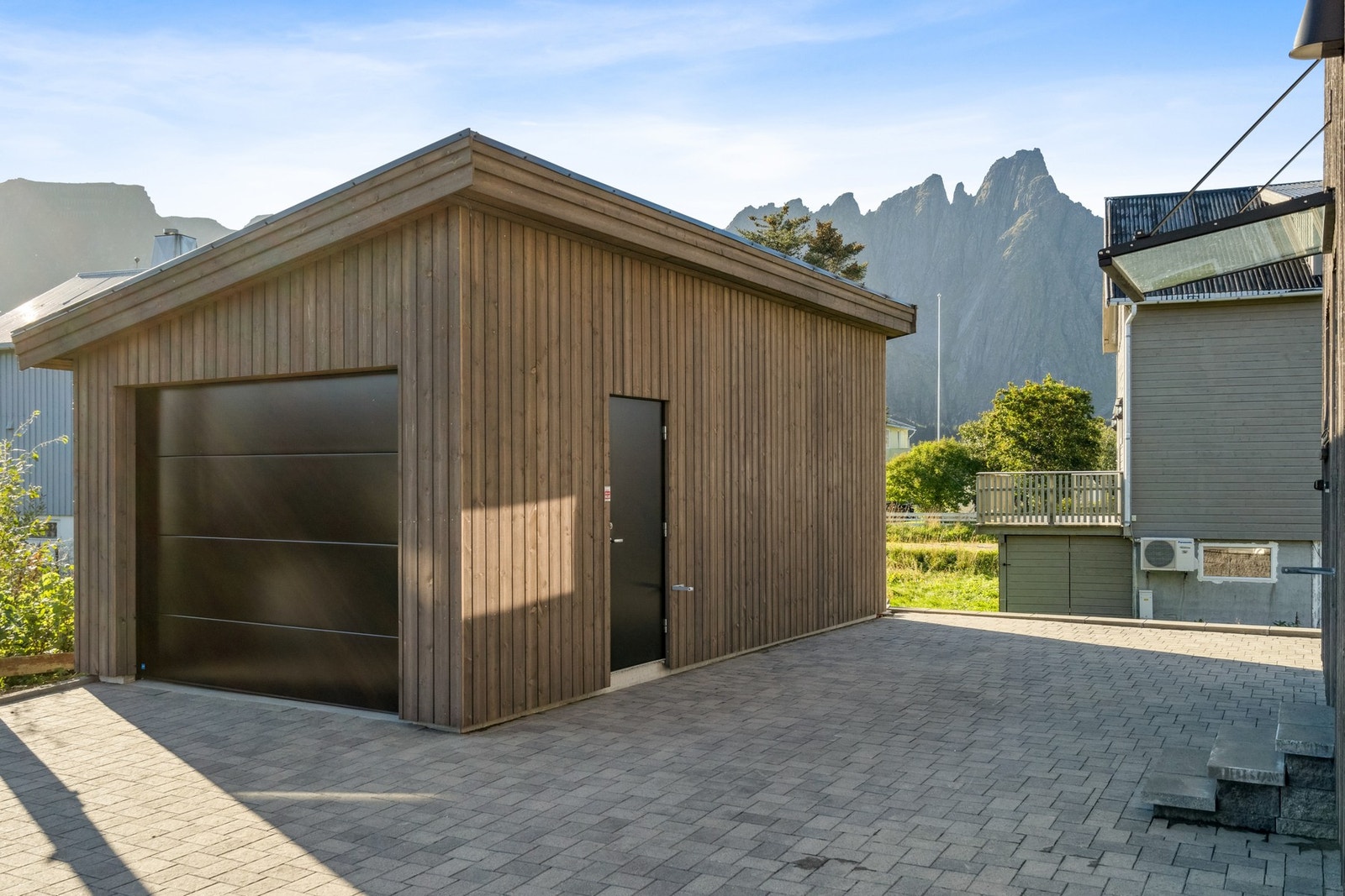 Garasje fra 2023. Har innlagt strøm og elektrisk garasjeport. Galleribilde