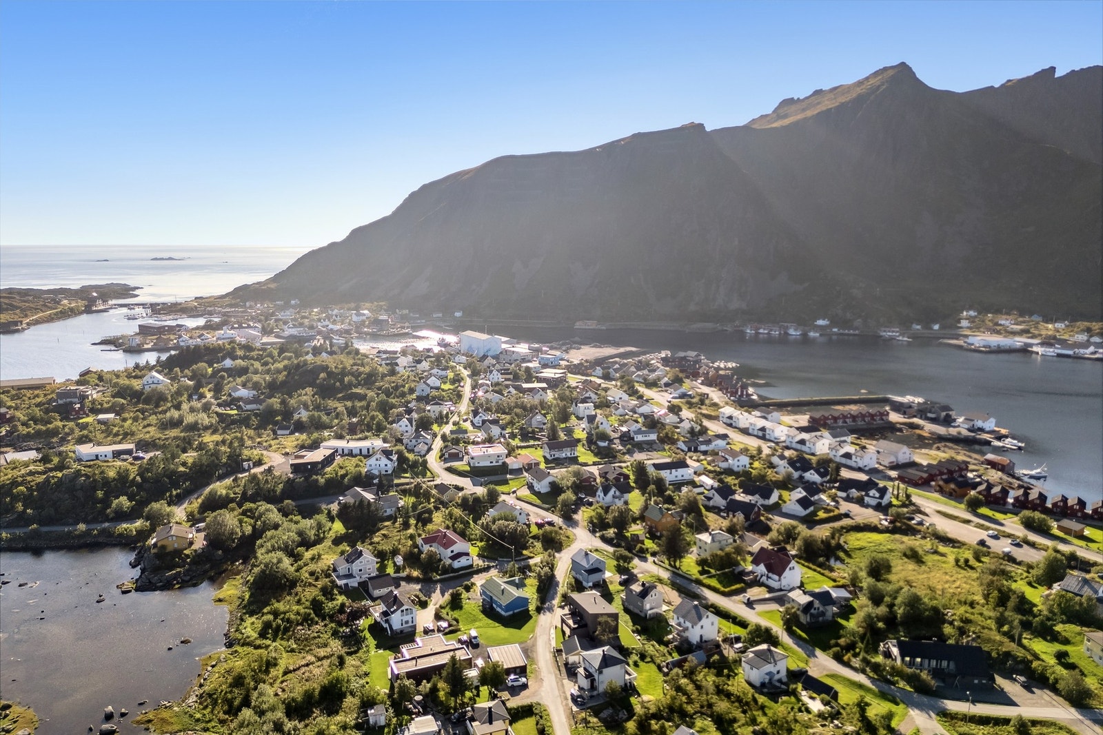 Naturen rundt Ballstad er fin til turer i fjell og mark. Her er skole, barnehage, idrettsplass, butikk etc. Galleribilde