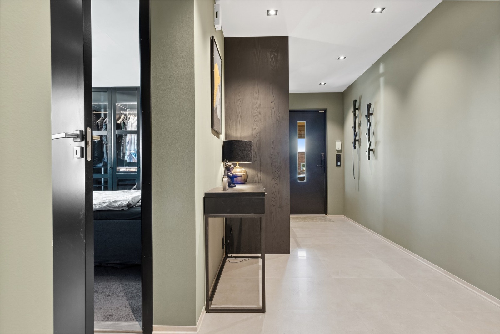 Hoveddel: Det er to innganger til hoveddelen. enten via carport eller plattingen på ene siden av huset. Galleribilde