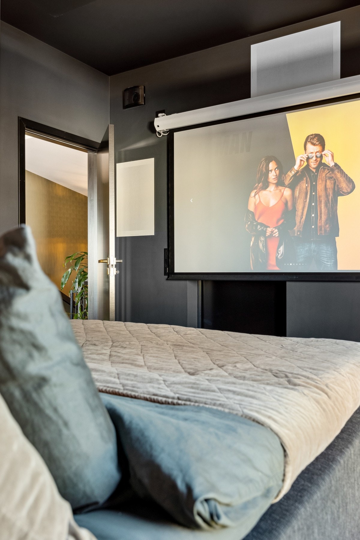 Du får kinoopplevelsen fra soverommet. Galleribilde