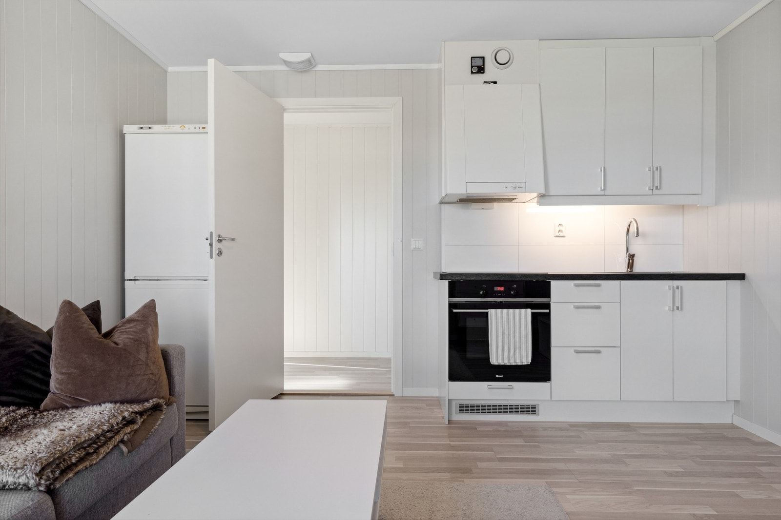 Hybel: Her er det åpen stue-/kjøkkenløsning. Tilstrekkelig med skap- og benkeplass, med integrert stekeovn og koketopp. Galleribilde