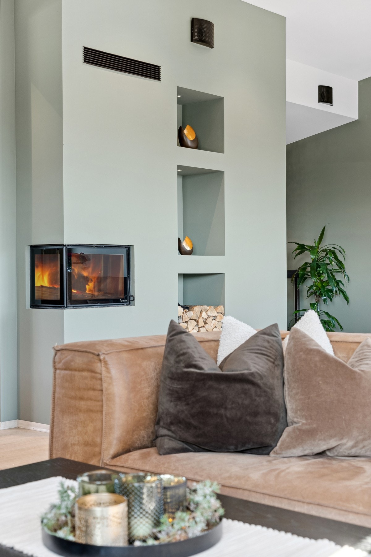 Integrert vedovn gir et stilsikkert uttrykk over rommet. Denne kommer godt med på vinterhalvåret. Galleribilde
