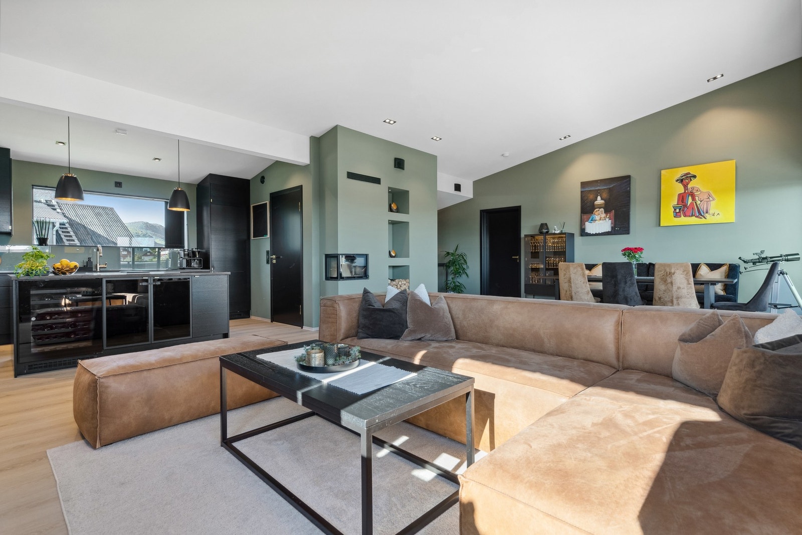 Den gode takhøyden gir en romslig følelse. Galleribilde