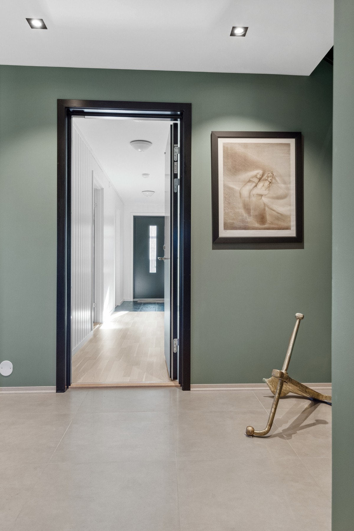 Inngang til hybel med egen inngang, men som er skilt av med en dør fra gangen til hoveddelen. Galleribilde